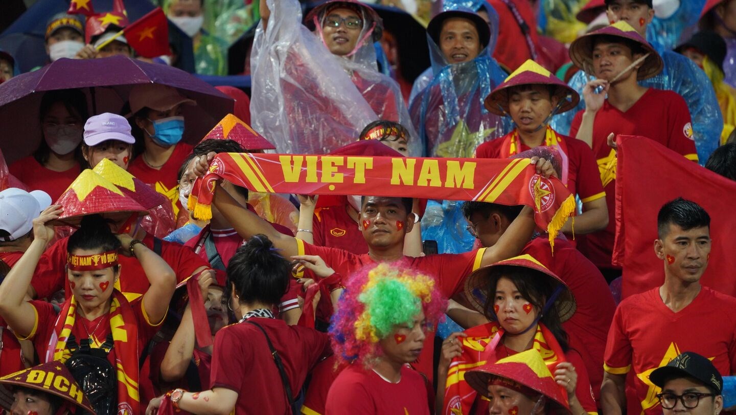 Cổ động viên Việt Nam “cháy” hết mình trong trận Chung kết bóng đá nam - ảnh 4